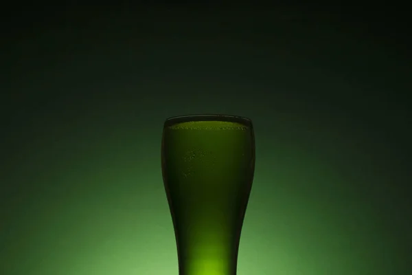 Silueta Cerveza Verde Del Día San Patricio Sobre Fondo Verde —  Fotos de Stock