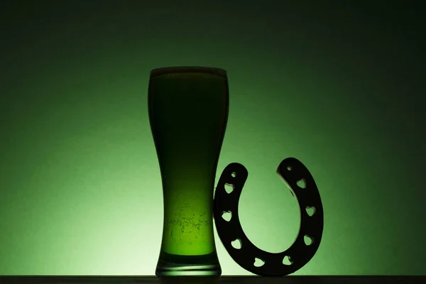 Patricks Dag Groene Bier Silhouet Tegen Een Groene Achtergrond — Stockfoto