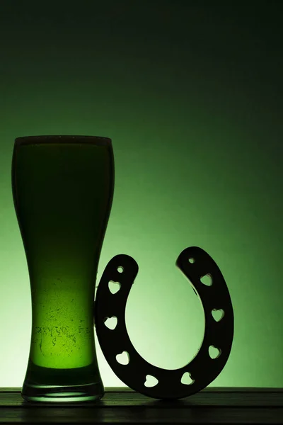 Patricks Dag Groene Bier Silhouet Tegen Een Groene Achtergrond — Stockfoto