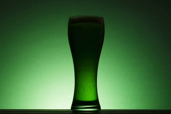 Patricks Dag Groene Bier Silhouet Tegen Een Groene Achtergrond — Stockfoto