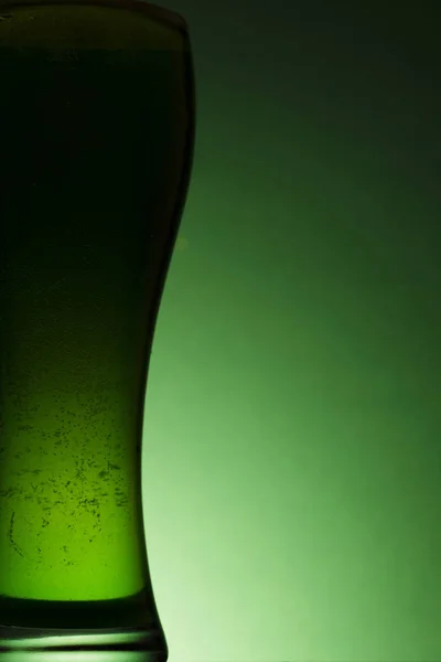 Sílhueta Cerveja Verde Dia São Patrício Contra Fundo Verde — Fotografia de Stock