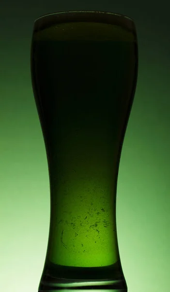 Silueta Cerveza Verde Del Día San Patricio Sobre Fondo Verde —  Fotos de Stock