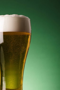 St Patrick's günü bira yeşil bir arka plan