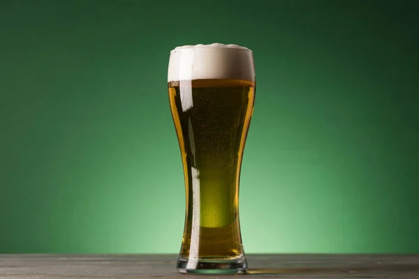 Cerveza Del Día San Patricio Sobre Fondo Verde —  Fotos de Stock