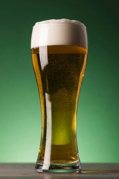 Patricks Dag Bier Tegen Een Groene Achtergrond — Stockfoto