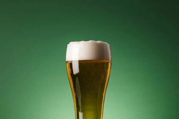 Patricks Dag Bier Tegen Een Groene Achtergrond — Stockfoto