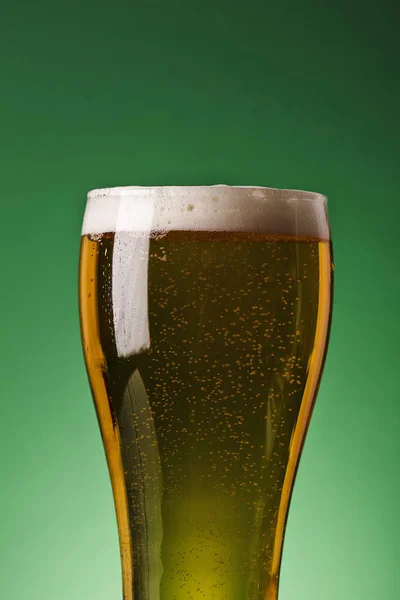 Patricks Dag Bier Tegen Een Groene Achtergrond — Stockfoto