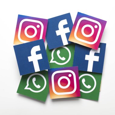 Londra, İngiltere - 8 Şubat 2019: kağıt üzerine basılmış Facebook, Instagram ve Whatsapp logolar.