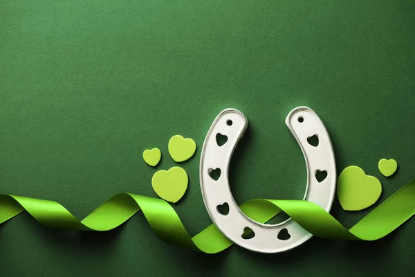 Patrick Day Green Background Lucky Horseshoe — Stock Photo, Image