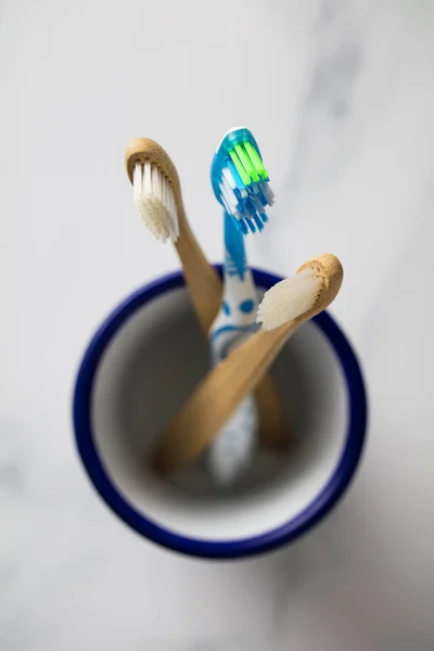 Οικολογικό Φυσικό Μπαμπού Και Πλαστικό Οδοντόβουρτσα Βιώσιμη Πλαστικά Είδη Δωρεάν — Φωτογραφία Αρχείου