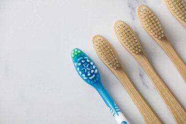 Eko doğal bambu ve plastik diş fırçası. sürdürülebilir plastik ücretsiz öğeler