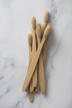 Ahşap bambu toothbrushs mermer bir zemin üzerine