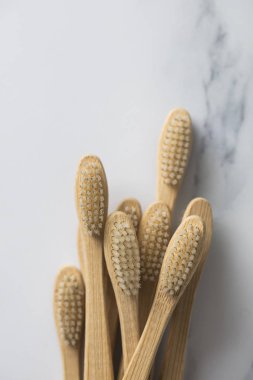 Ahşap bambu toothbrushs mermer bir zemin üzerine