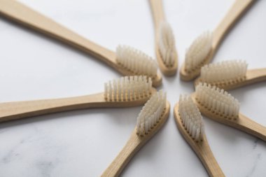 Ahşap bambu toothbrushs mermer bir zemin üzerine