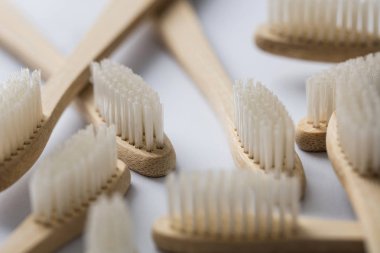 Ahşap bambu toothbrushs mermer bir zemin üzerine