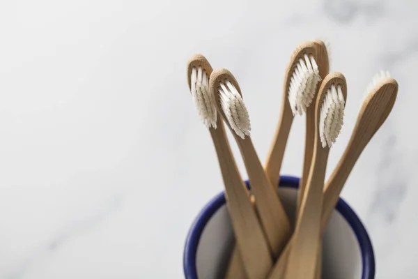 Spazzolini Bambù Legno Una Pentola Bianca — Foto Stock