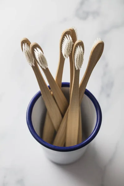 Escovas Dentes Bambu Madeira Pote Branco — Fotografia de Stock