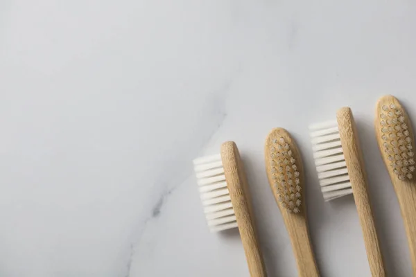 Trä Bambu Toothbrushs Marmor Bakgrund — Stockfoto
