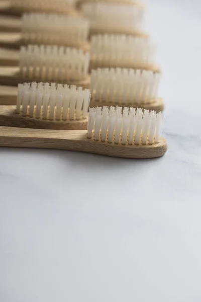 Escovas Dentes Bambu Madeira Fundo Mármore — Fotografia de Stock