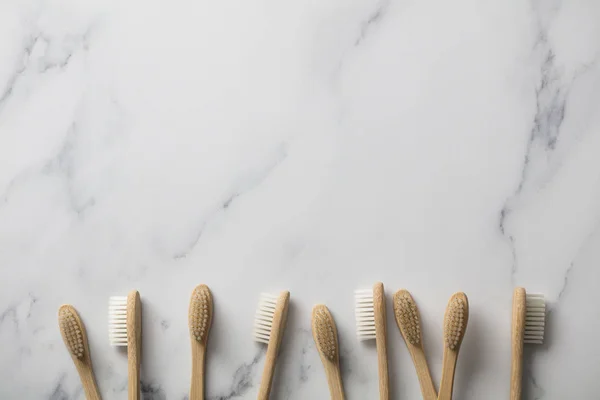 Spazzolini Bambù Legno Fondo Marmo — Foto Stock