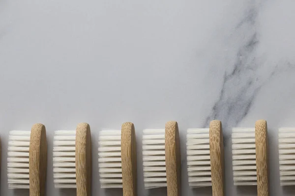 Ξύλινη Μπαμπού Toothbrushs Μάρμαρο Φόντο — Φωτογραφία Αρχείου