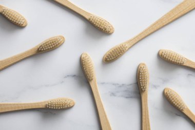 Ahşap bambu toothbrushs mermer bir zemin üzerine