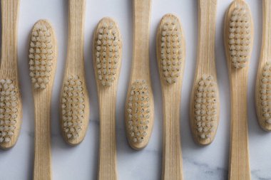 Ahşap bambu toothbrushs mermer bir zemin üzerine