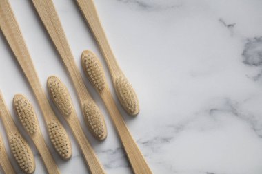 Ahşap bambu toothbrushs mermer bir zemin üzerine