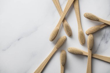 Ahşap bambu toothbrushs mermer bir zemin üzerine