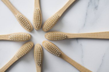 Ahşap bambu toothbrushs mermer bir zemin üzerine