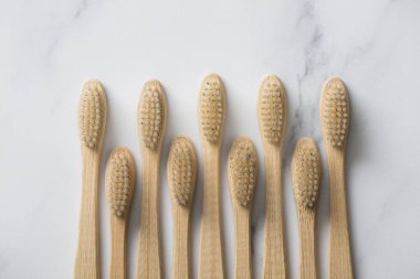 Ahşap bambu toothbrushs mermer bir zemin üzerine