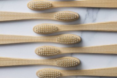 Ahşap bambu toothbrushs mermer bir zemin üzerine
