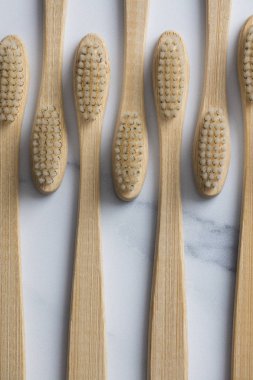 Ahşap bambu toothbrushs mermer bir zemin üzerine