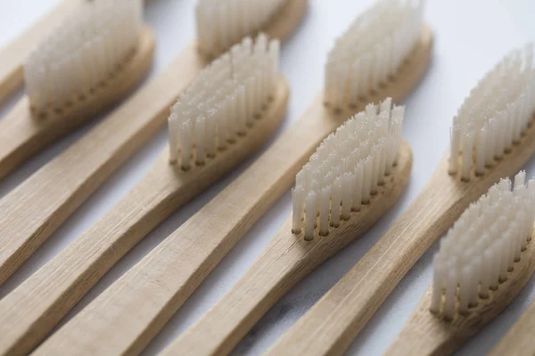 Escovas Dentes Bambu Madeira Fundo Mármore — Fotografia de Stock
