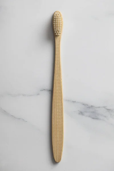 Ξύλινα Μπαμπού Οδοντόβουρτσα Ένα Μαρμάρινο Φόντο — Φωτογραφία Αρχείου