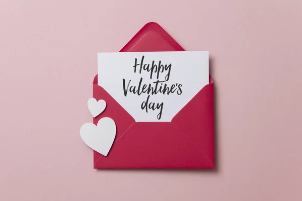 Feliz Día San Valentín Tarjeta Blanca Con Sobre Papel Rojo — Foto de Stock