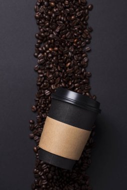 Siyah kahve fincanı kavrulmuş kahve çekirdekleri ile götürün