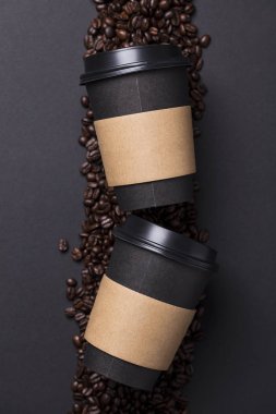 Siyah kahve fincanı kavrulmuş kahve çekirdekleri ile götürün