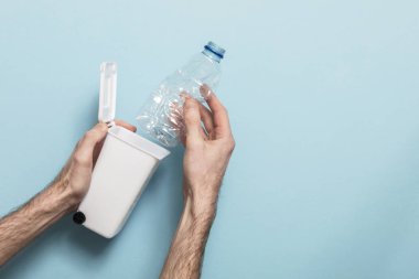 Plastik şişeleri geri dönüşüm. Bir depo gözüne şişe koyarak eller