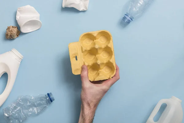 Çöp geri dönüşüm kutusu boş yumurta tutan el — Stok fotoğraf