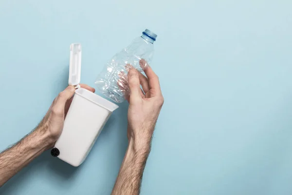 Daur ulang botol plastik. Tangan menempatkan botol ke tempat sampah — Stok Foto