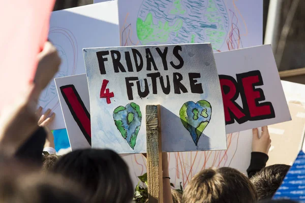 Manifestantes Con Pancartas Sobre Cambio Climático Una Protesta —  Fotos de Stock