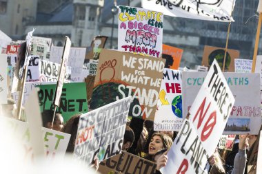 Londra, İngiltere - 15 Şubat 2019: Protestocuları afiş İklim için Gençlik grev ile Londra'nın merkezinde Mart