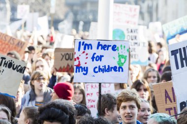Londra, İngiltere - 15 Şubat 2019: Protestocuları afiş İklim için Gençlik grev ile Londra'nın merkezinde Mart
