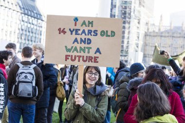 Londra, İngiltere - 15 Şubat 2019: Protestocuları afiş İklim için Gençlik grev ile Londra'nın merkezinde Mart