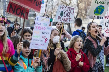 Londra, İngiltere - 15 Şubat 2019: Protestocuları afiş İklim için Gençlik grev ile Londra'nın merkezinde Mart