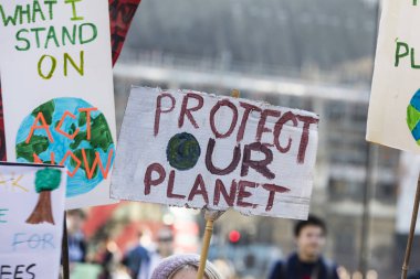 Londra, İngiltere - 15 Şubat 2019: Protestocuları afiş İklim için Gençlik grev ile Londra'nın merkezinde Mart