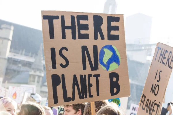 2019 기후에 청소년 파업에 배너와 시위대 런던에 — 스톡 사진