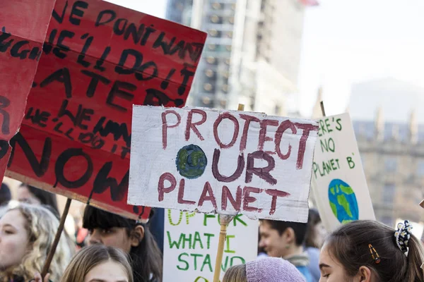 2019年2月15日 抗议者在伦敦市中心举行的青年罢工中挂上横幅 以争取气候游行 — 图库照片