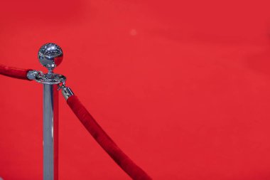Kırmızı halı bariyeri ipi. VIP özel girişi